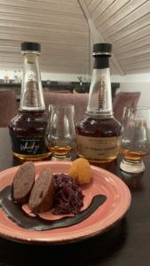 Deutschland: Wildbratwurst mit Rotkohl und Zartbitterschokolade mit St. Kilian Whisky - wahlweise peated oder non-peated