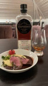 Neuseeland: Lammlachs mit Polenta und Cranberry-Sauce mit Scapegrace "Fortitude V"