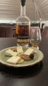 Australien: Käseauswahl mit Feigensenf mit Starward Solera (Apera Wein)